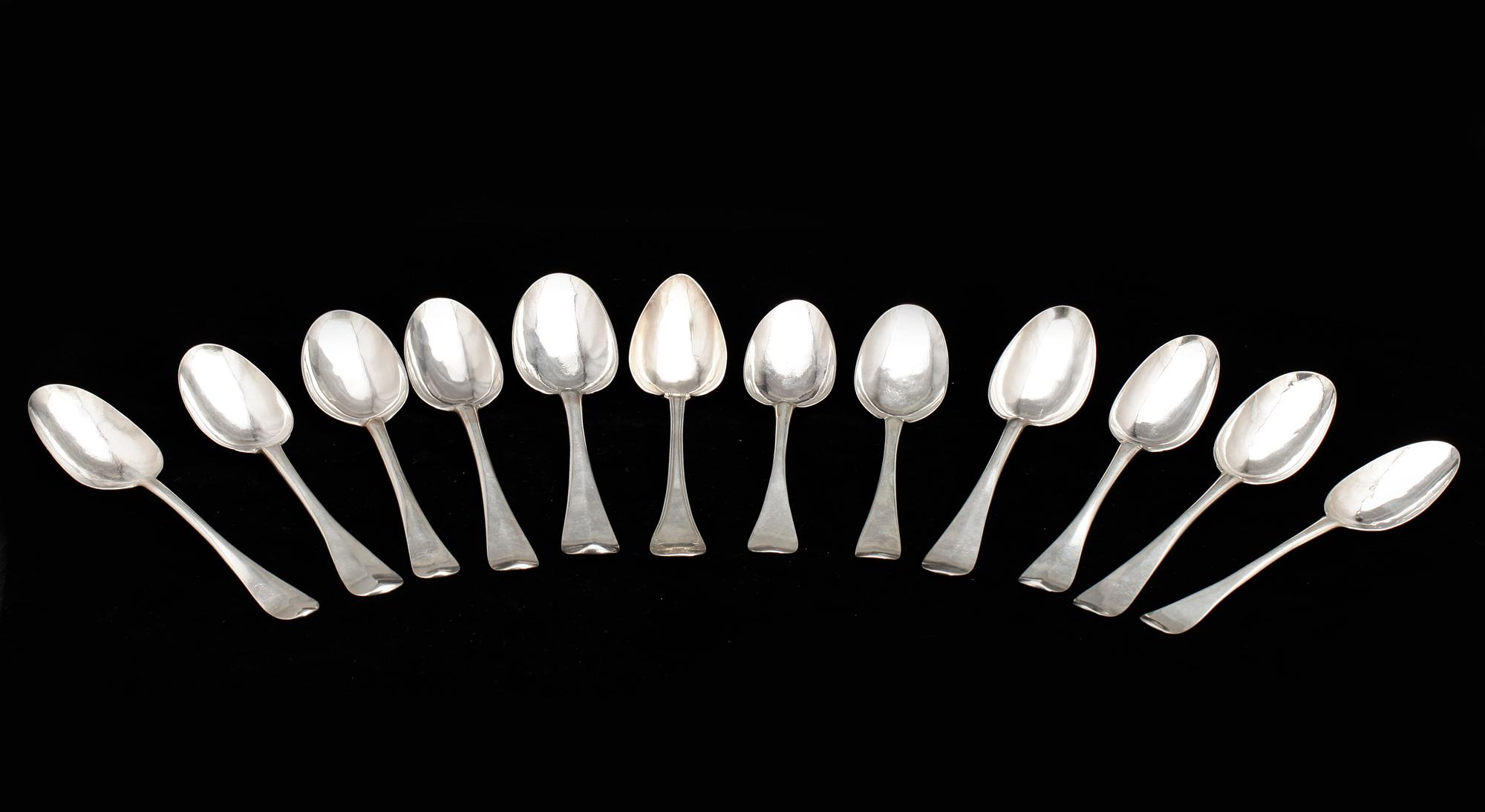 SKEDAR, 12 st, silver, bl a Peter Falk (1765-66) Falköping. främst 1700-tal. Tot vikt ca 605g.