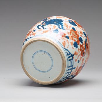 An imari jar, Qing dynasty, Kangxi (1662-1722).