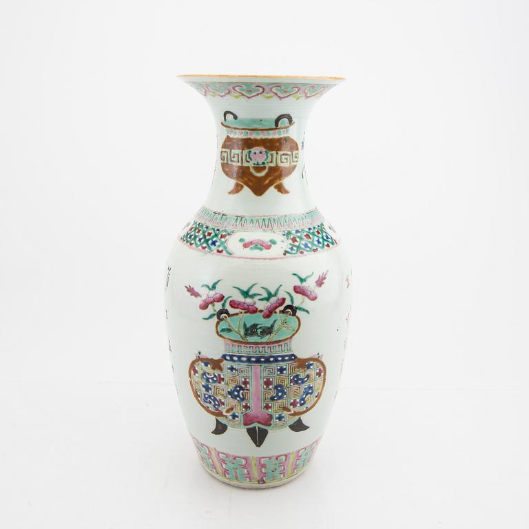 A Chinese porcelain vase 20th/21st century.