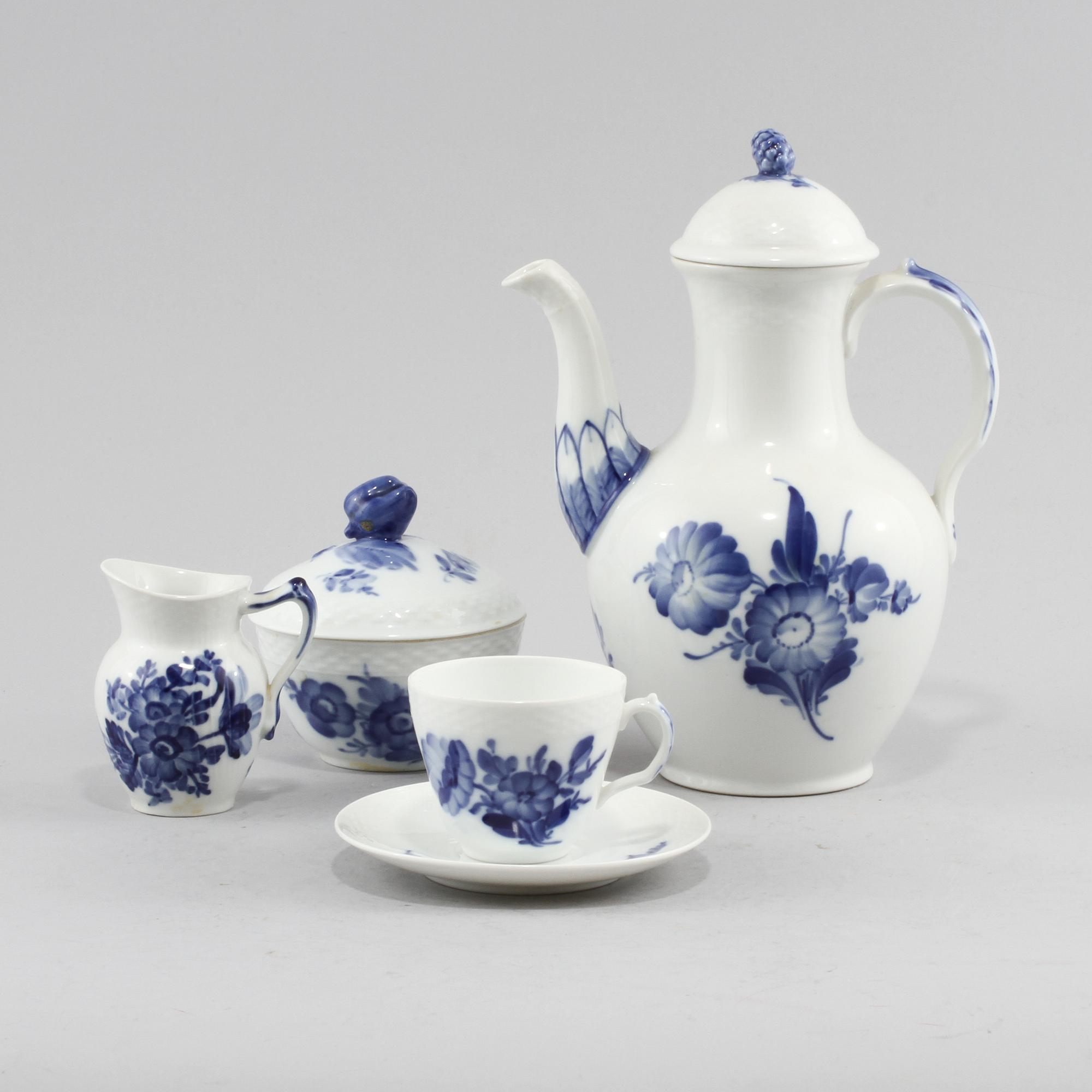 SERVISDELAR, 15 st, porslin, "Blå blomst", Royal Copenhagen, 1900-talets andra hälft.