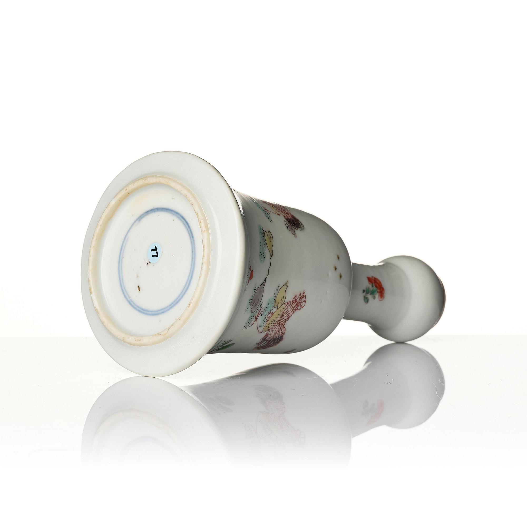 A famille verte bowl, tea caddy and mallet shaped vase, Qing dynasty, Kangxi (1662-1722).