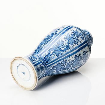 A pair of blue and white vases, Qing dynasty, Kangxi (1662-1722).