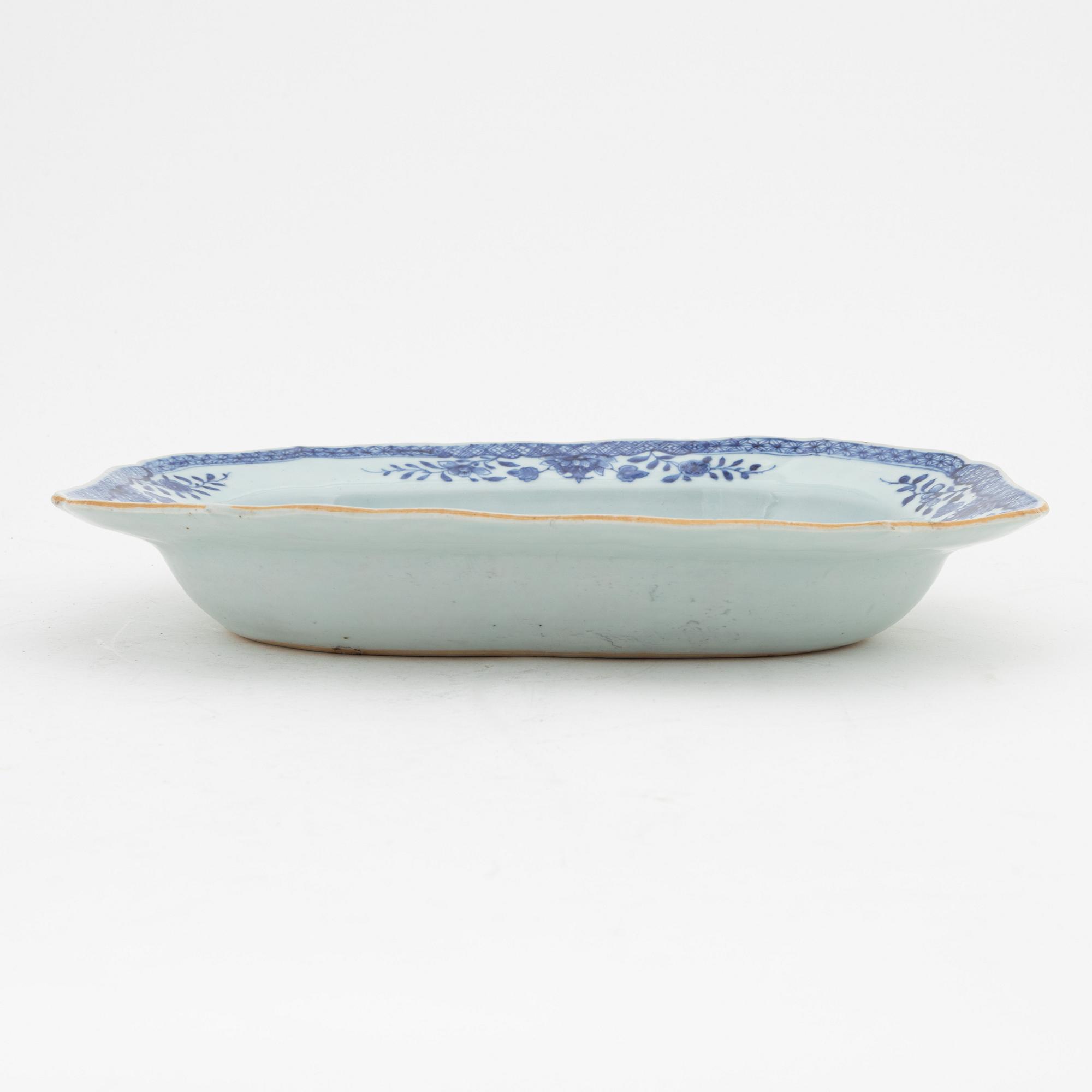 A Chinese porcelain blue and white charger, Qing Dynasty, Qianlong (1736-95).