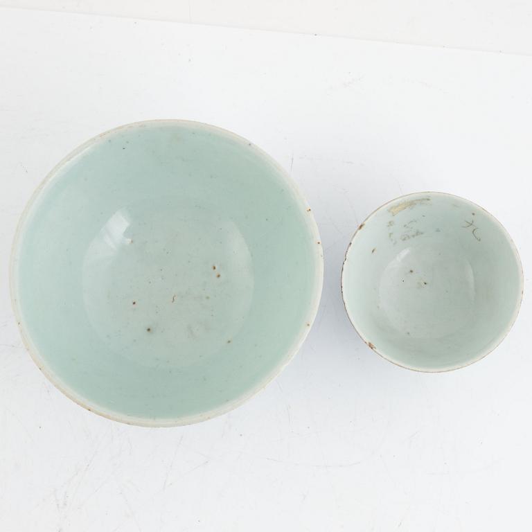 A group of two Chinese blue and white bowls and two jars, Qing dynasty, 19th century.