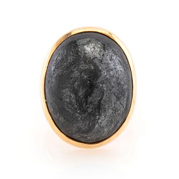 Ring 18K gold with oval cabochon-cut Holmquistite, Bengt Liljedahl Stockholm 1989.