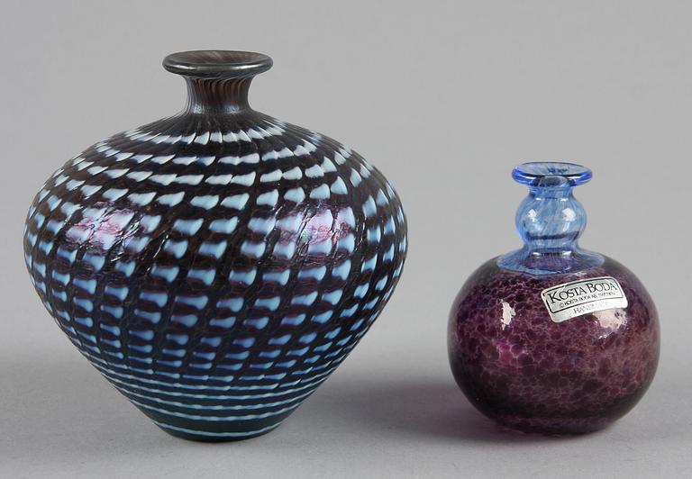 MINIATYRVASER, 2 st, glas, Bertil Vallien, Kosta Boda Artist Coll, 1900-tal.