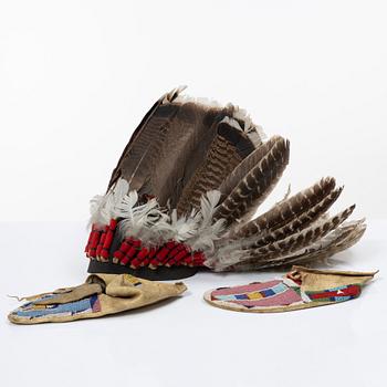 Moccasins a pair and feather costume, USA, 1960s.