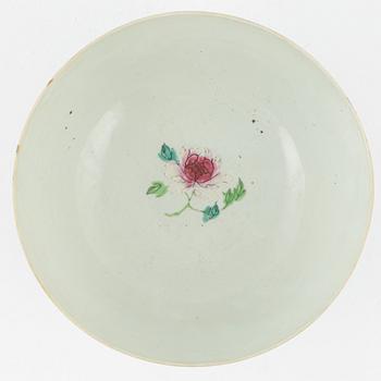 A famille rose bowl, Qing dynasty, Qianlong (1736-95).