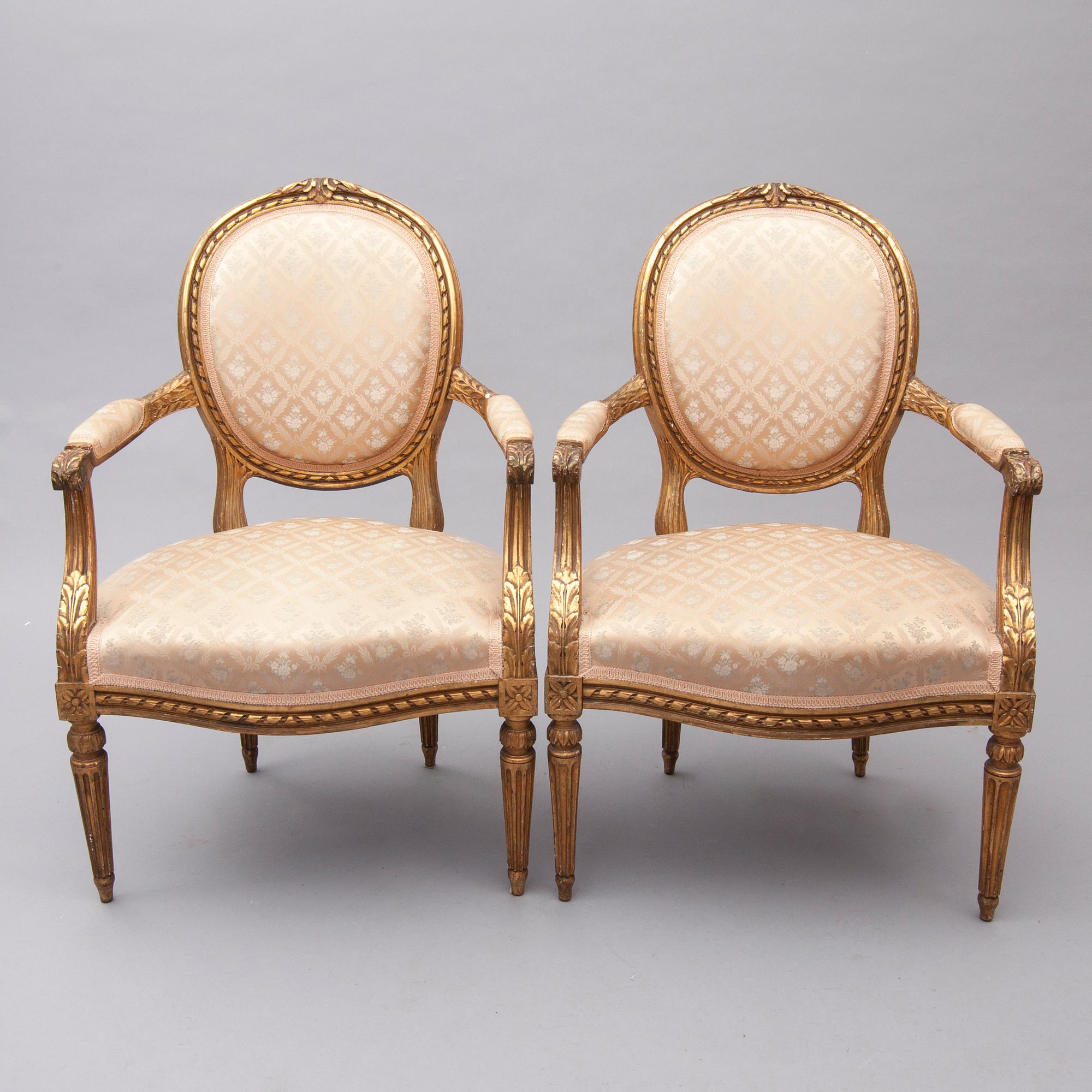 KARMSTOLAR, ett par, Louis XVI- stil, Frankrike 1900-talets första hälft.