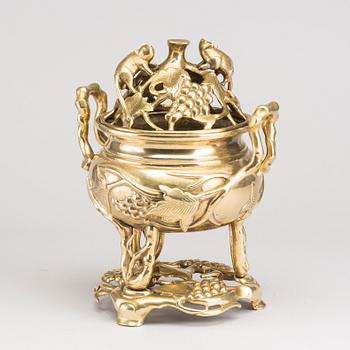 RÖKELSEKAR PÅ STÄLL, brons. Kina, 1900-tal.