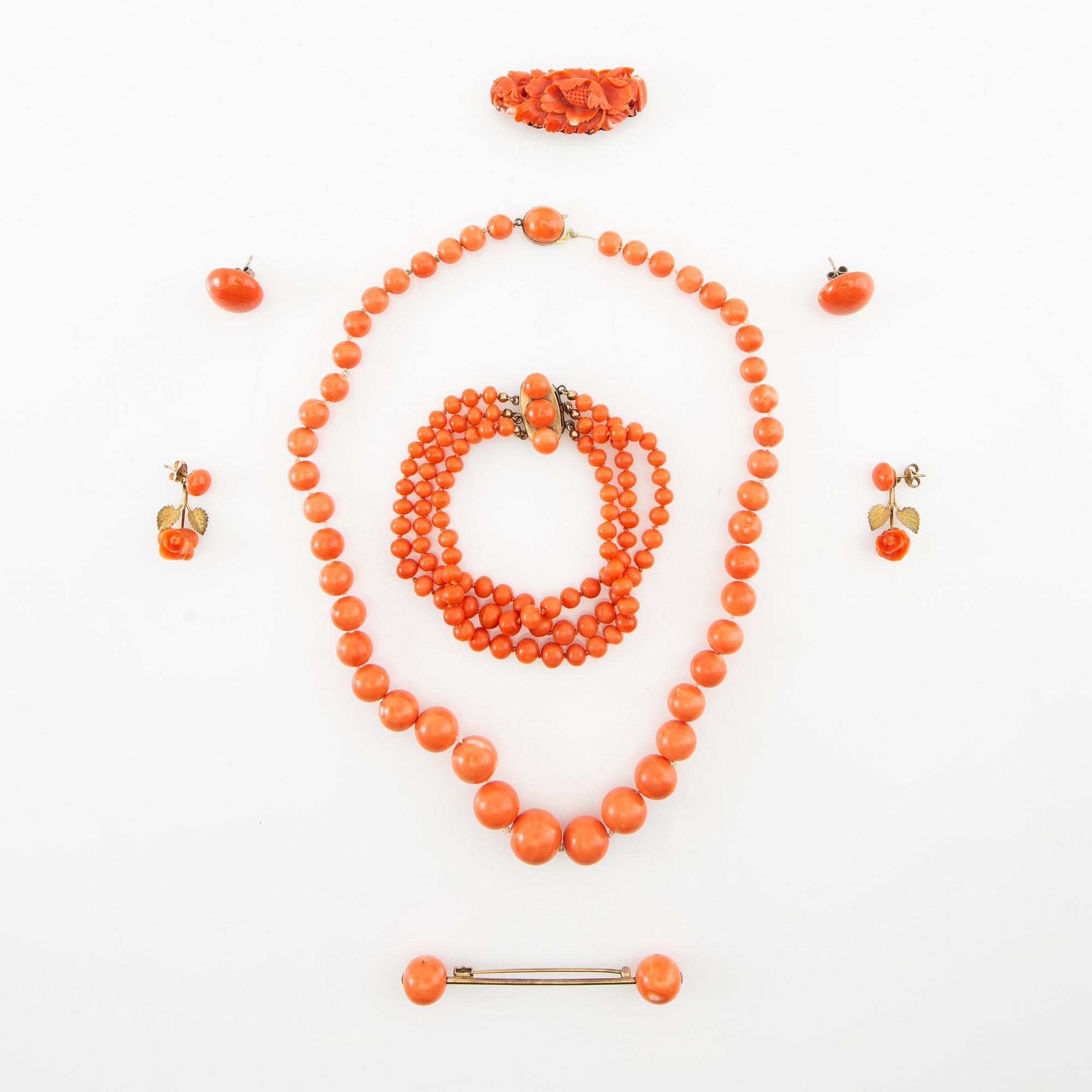 Jewellery made of coral, one item by K. Uyeda, Japan/China, first half of the 20th century.