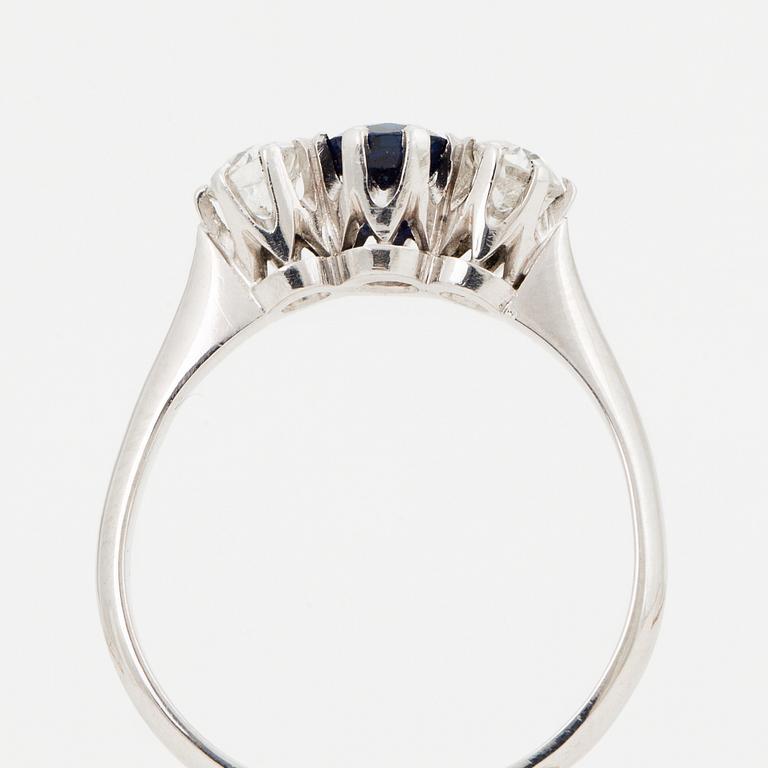 RING, platina, med gammalslipade diamanter och fasettslipad safir ca 0.55 ct.