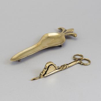 A PAIR OF BRASS CANDLE SCISSORS, 17th century.