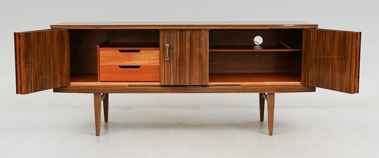 SIDEBOARD, Beautility, England, 1900-talets andra hälft.