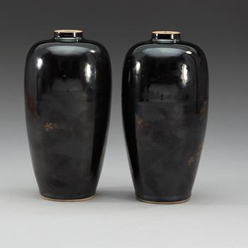 A pair of vases, late Qing dynasty.