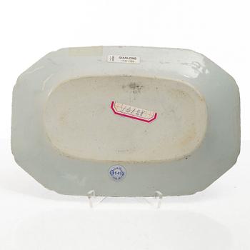 Stekfat, 5 st, kompaniporslin, Qingdynastin, Kina, 1700/1800-tal samt ask med lock och vas, Kina, 1900-tal.