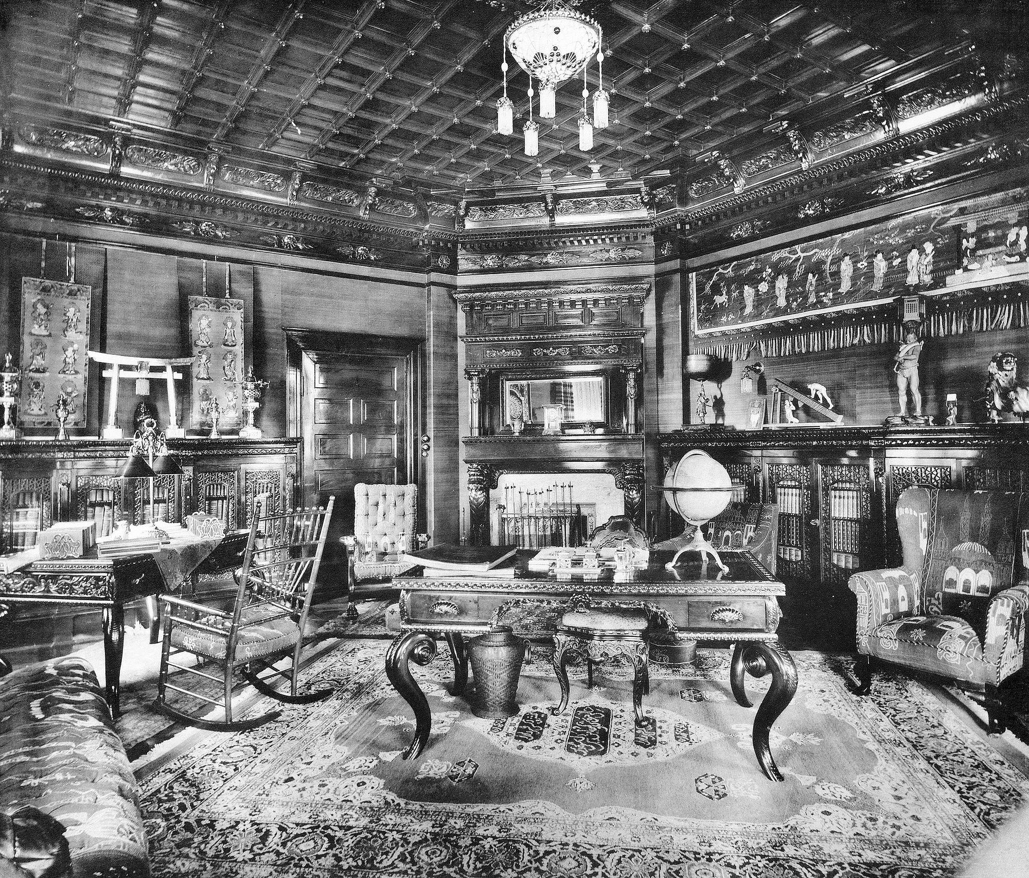 A Chinese Transitional wucai jar, 17th century.