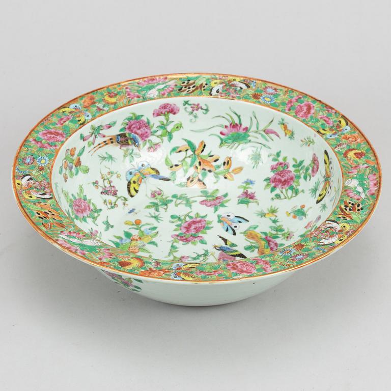 A Chinese porcelain basin, Canton, second half of the 19th century.