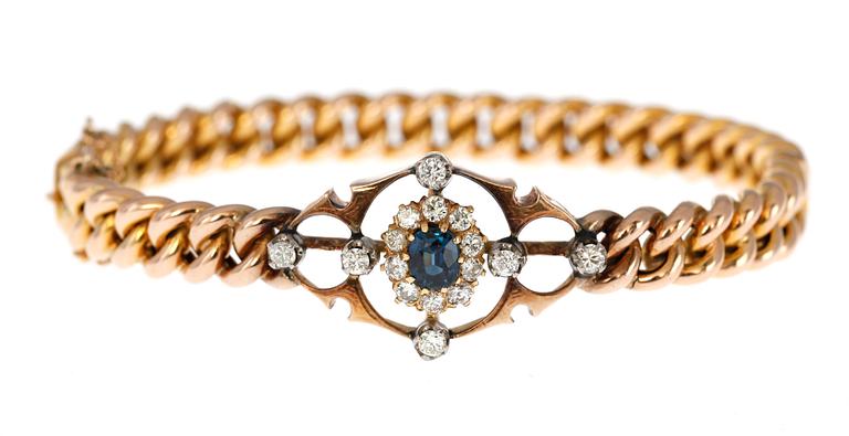 ARMRING, 14k guld med blå safir och briljantslipade diamanter, tot. ca 0.70 ct.