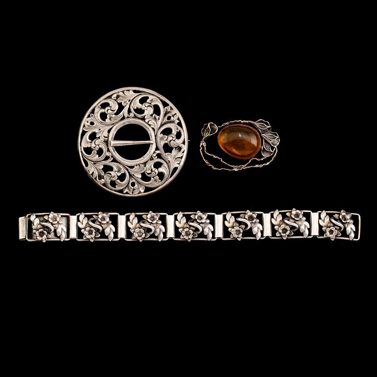 BROSCHER, 2 st samt ARMBAND, silver, 1900-talets andra hälft. Total vikt ca 70 gram.