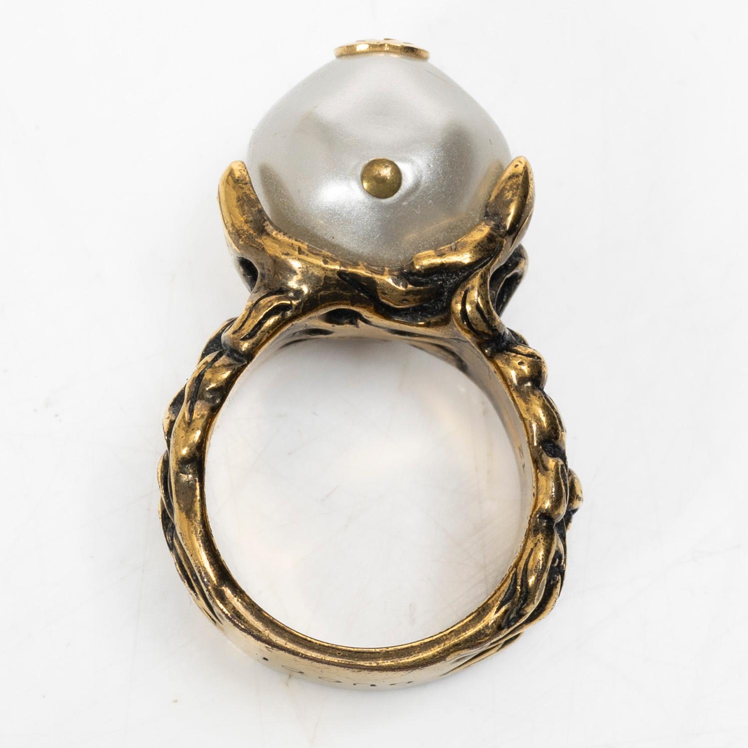 Gucci, Translation: "ring with a pearl".