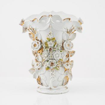 A porcelain vase, possibly Germany, around 1900.