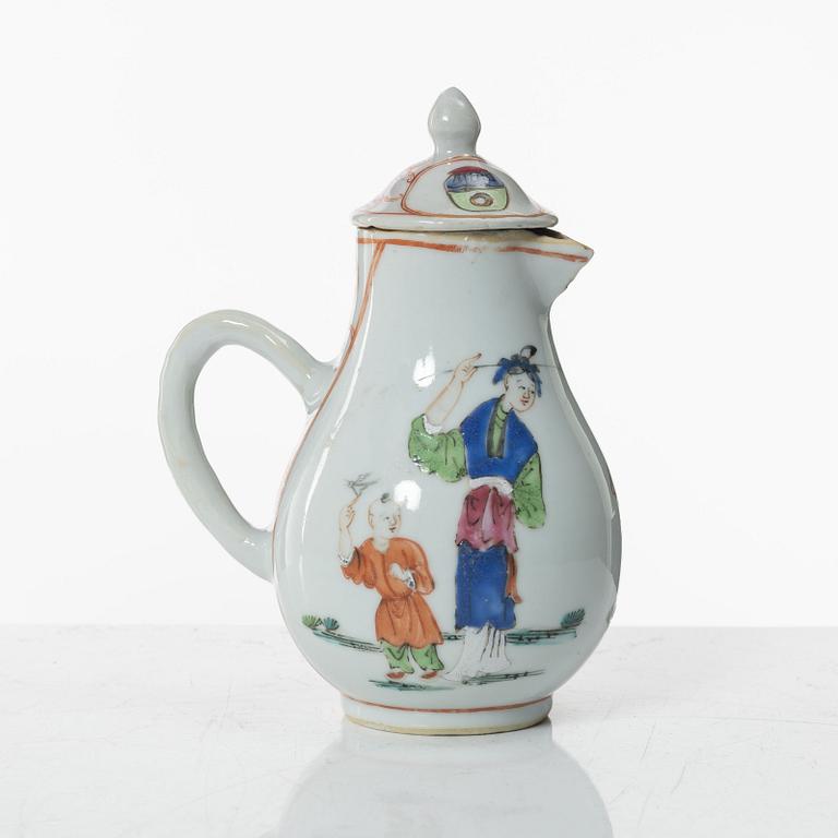 A group of three Chinese famille rose porcelain ewers and two dishes, Qing dynasty, Qianlong (1736-95).