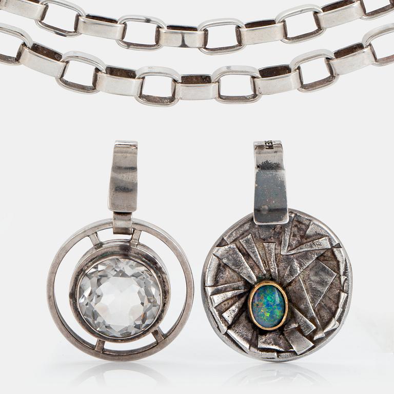 Sven Erik Högberg garnityr två hängen, ett armband och en collier.