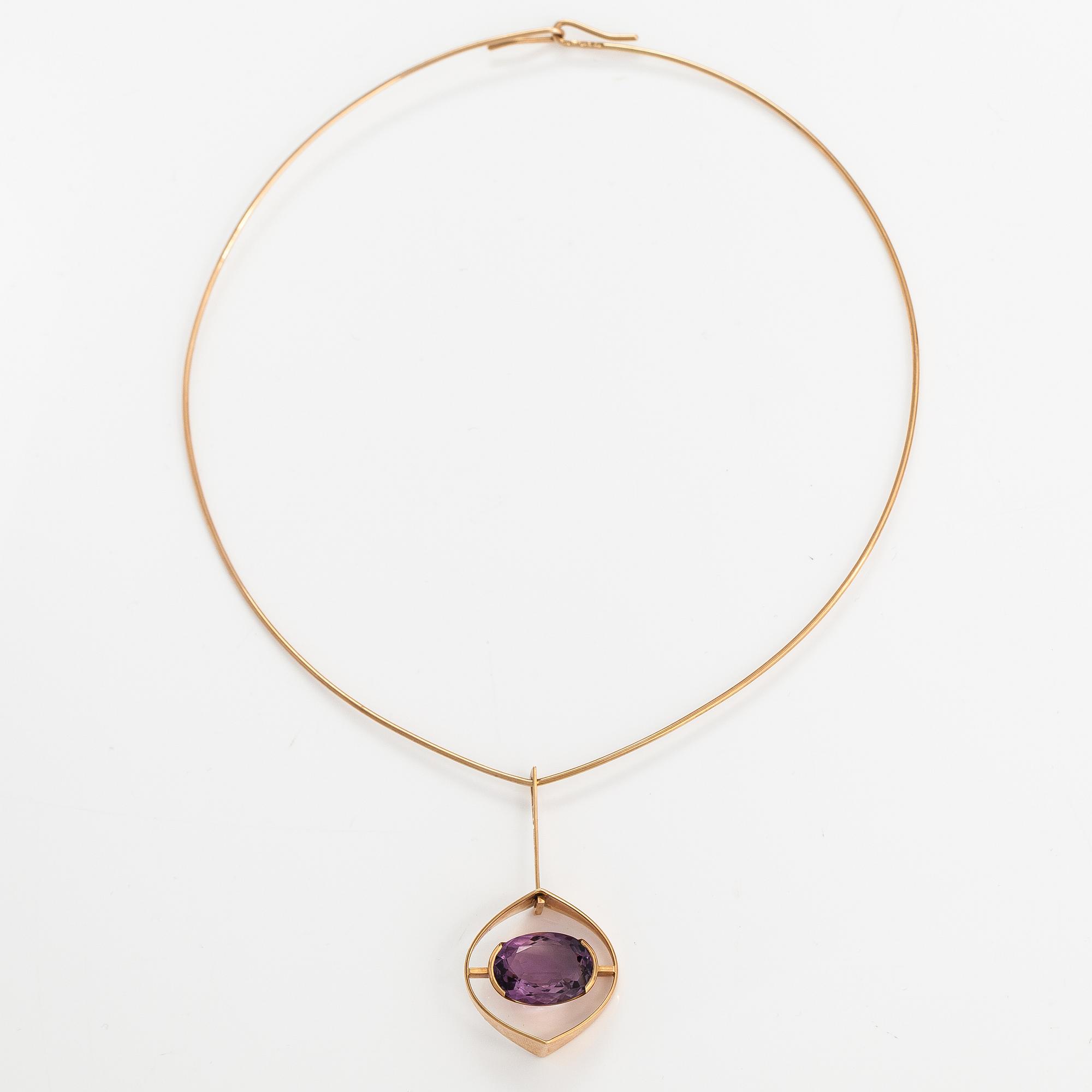 Elis Kauppi, A 14K gold necklace with an amethyst. kupittaan kulta, Turku 1962.