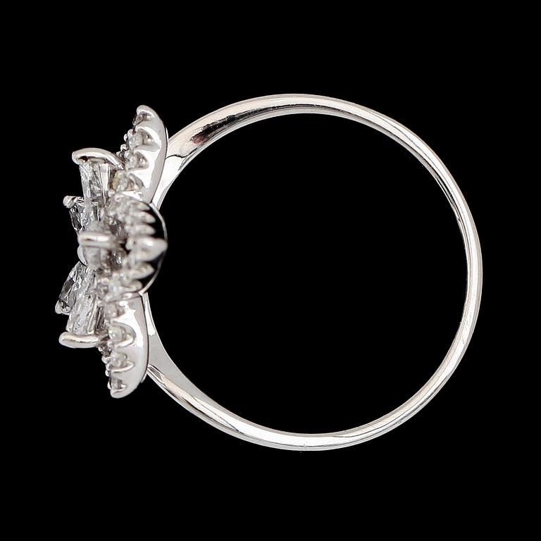 RING, 18K vitguld, diamanter tot ca 1.05 ct.