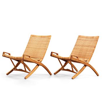 33. Hans J. Wegner, a pair of model 512 oak 'Folding Chairs' executed by Johannes Hansen, Denmark 1950's.