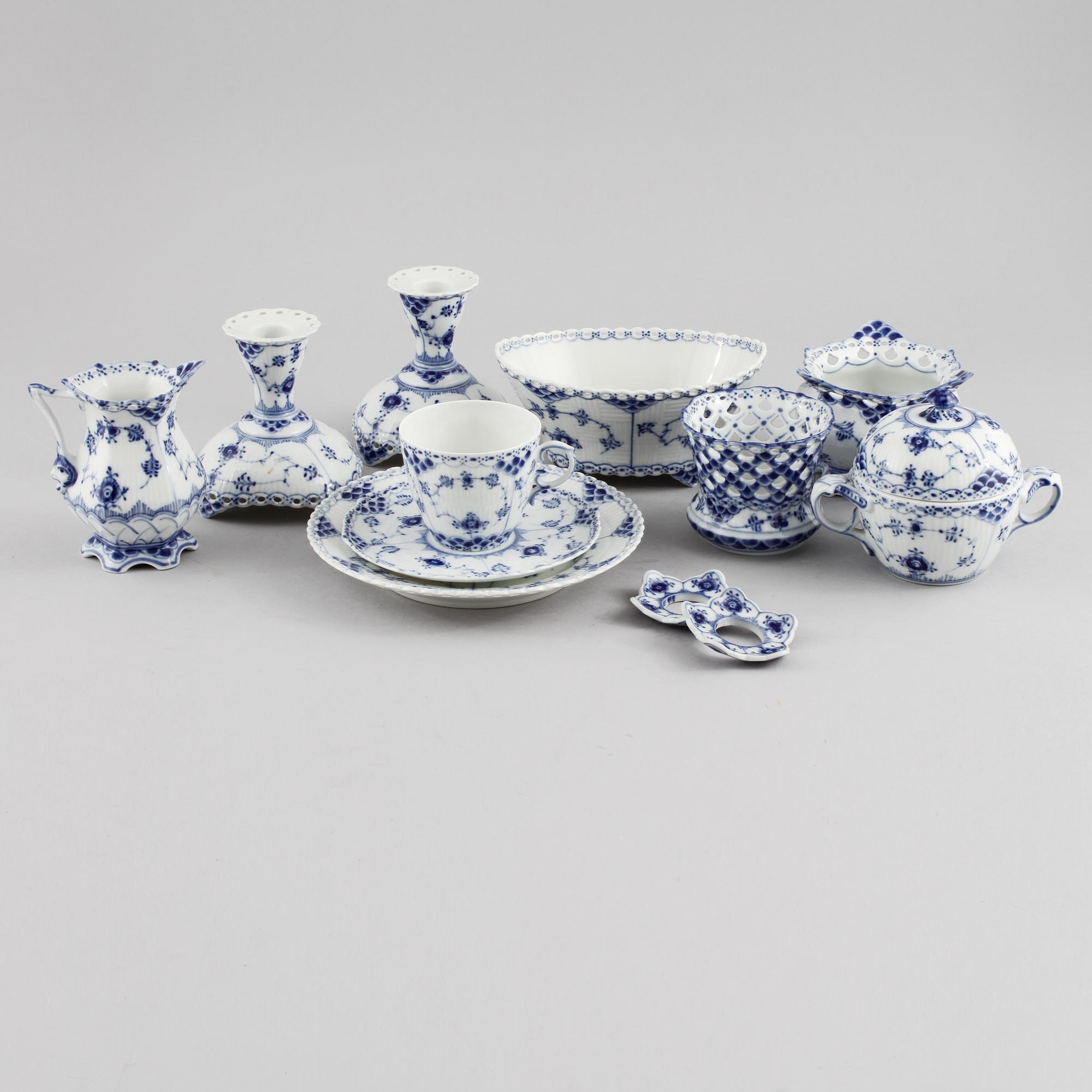 KAFFESERVISDELAR, 34 st, porslin, "Musselmalet", Royal Copenhagen, 1900-talets andra hälft.