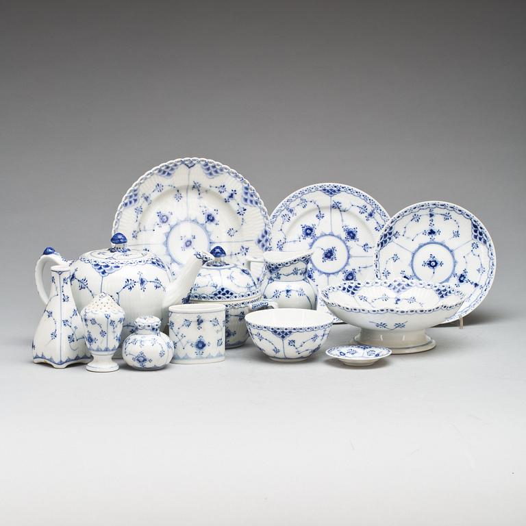 TESERVIS, 39 delar, porslin, "Musselmalet", Royal Copenhagen, 1900-talets andra hälft.