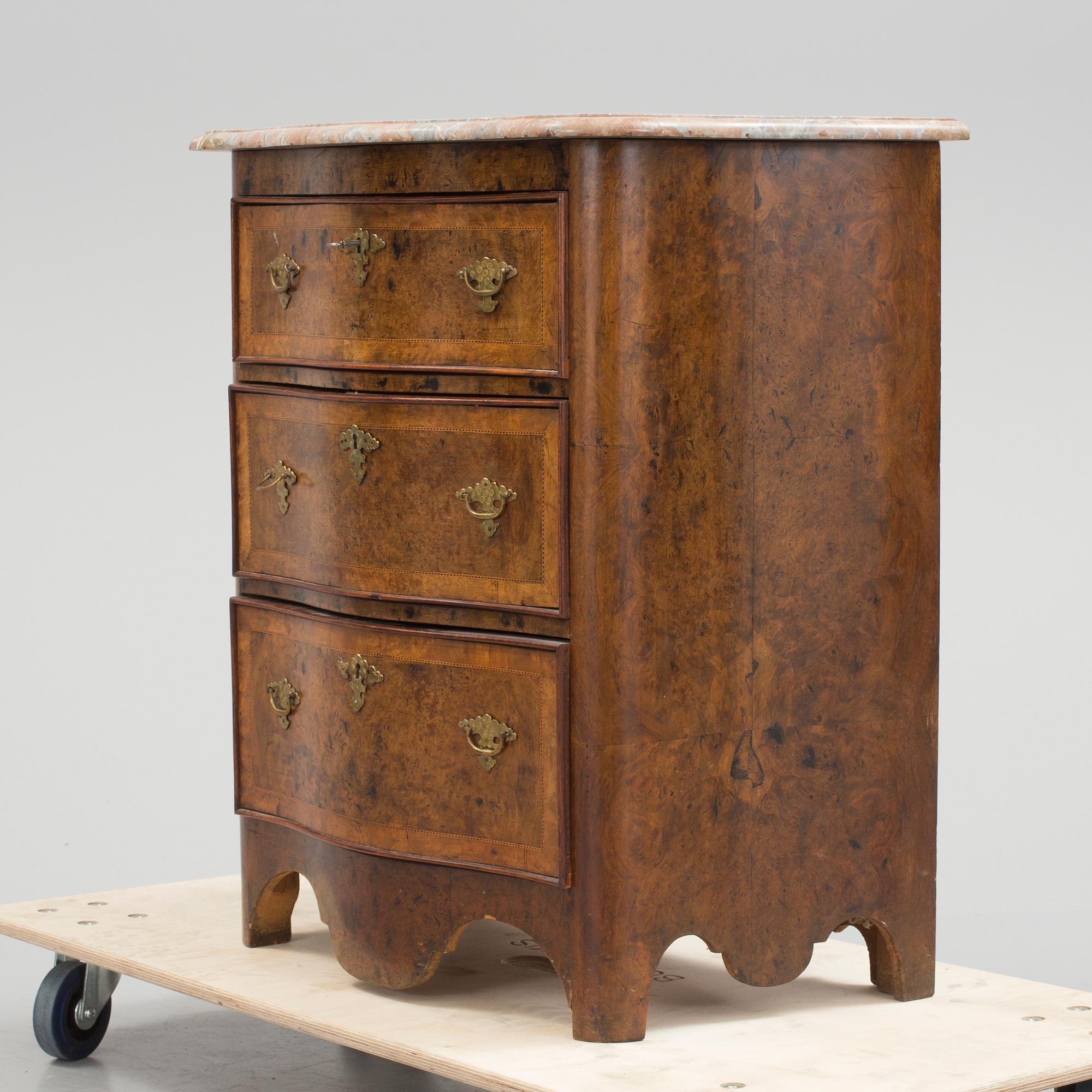 A ca 1900 chest of drawers.