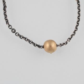 COLLIER, oxiderat silver samt lås i 18K guld, Ole Lynggaard. Vikt 11,9 gram.