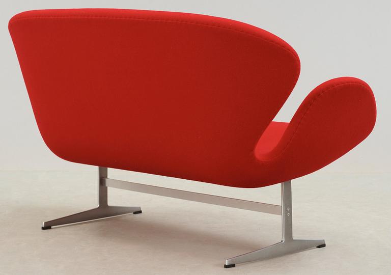 ARNE JACOBSEN, soffa "Svanen", Fritz Hansen, Danmark 2000.