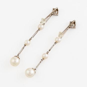 Örhängen, ett par, med briljantslipade  diamanter och pärlor.