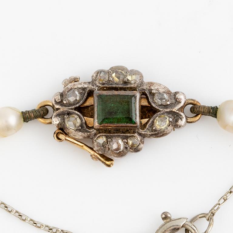 Pärlcollier, med doserade troligen flodpärlor, lås 18K guld och silver med rosenslipade diamanter och grön sten.