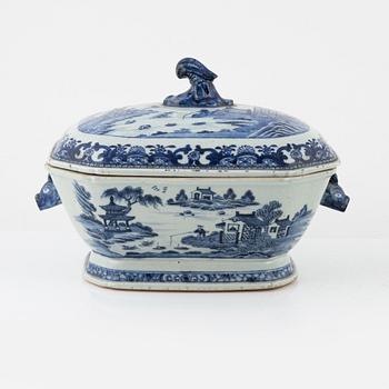 A blue and white porcelain terrine with lid and stand, China, Qianlong (1736-95).