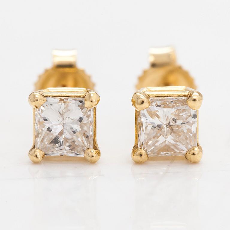 A pair of 18K gold earrings with princess-cut diamonds ca. 0.76 ct in total.