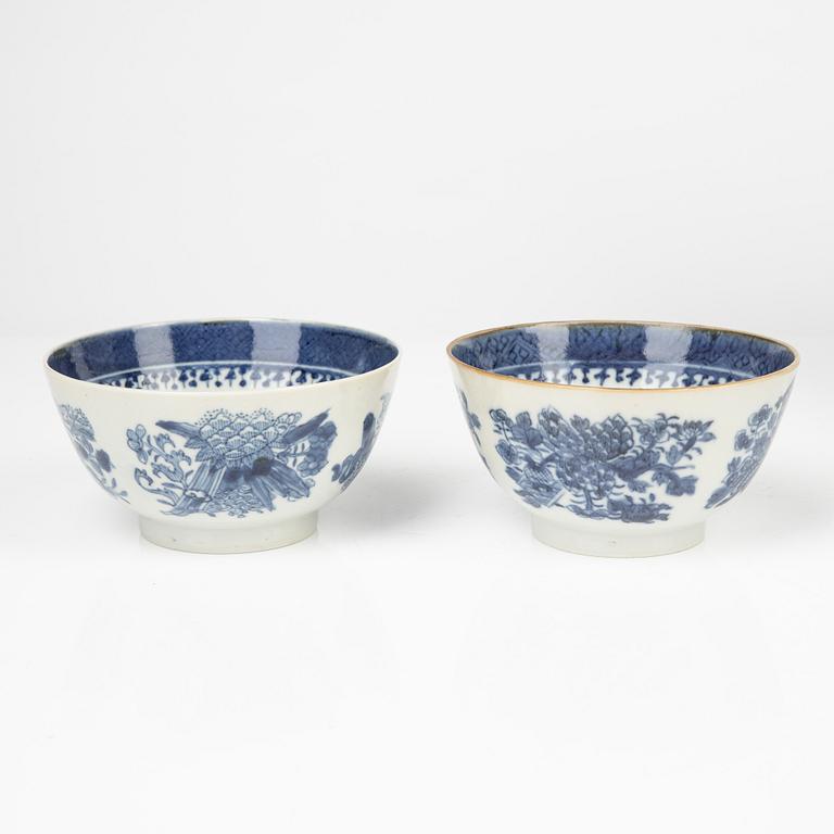 A set of 28 blue and white 'Fitz-Hugh' dishes and 8 bowls, Qing dynasty, circa 1800.