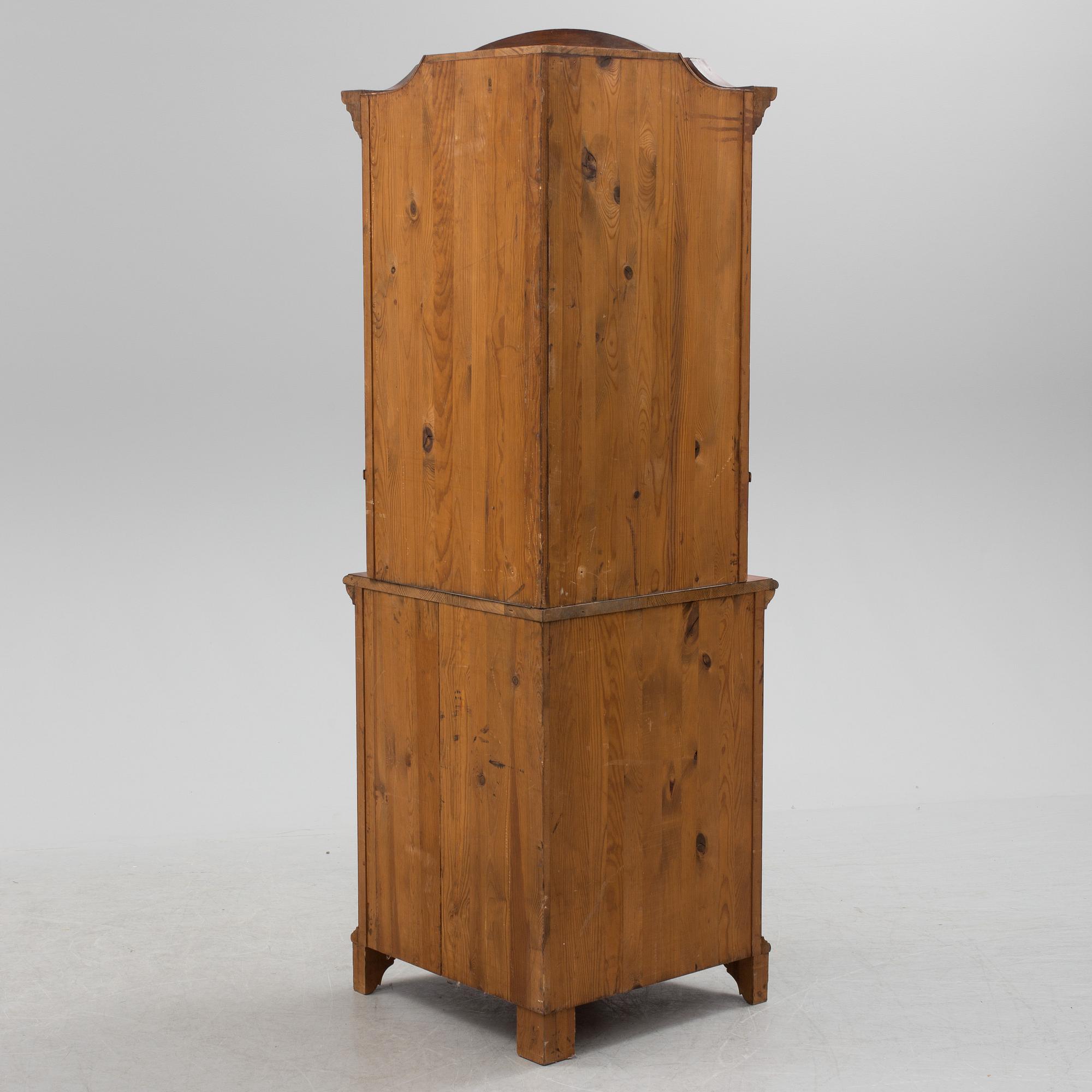 HÖRNSKÅP, gustaviansk stil, 1900-talets första hälft.