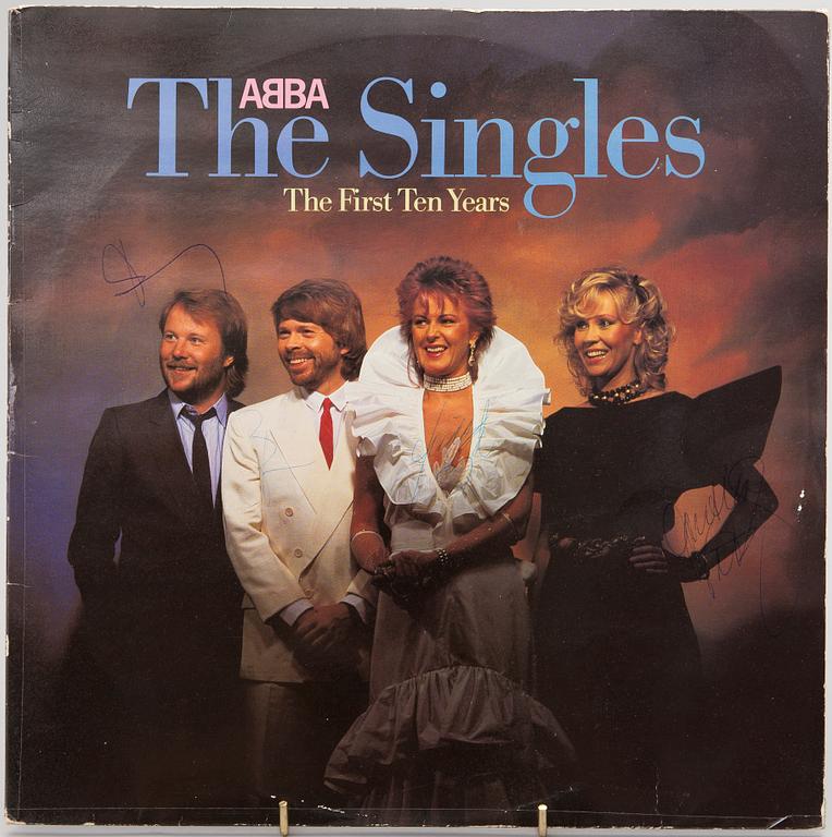 LP-levy, ABBA "The Singles - The First Ten Years", signeerattu.