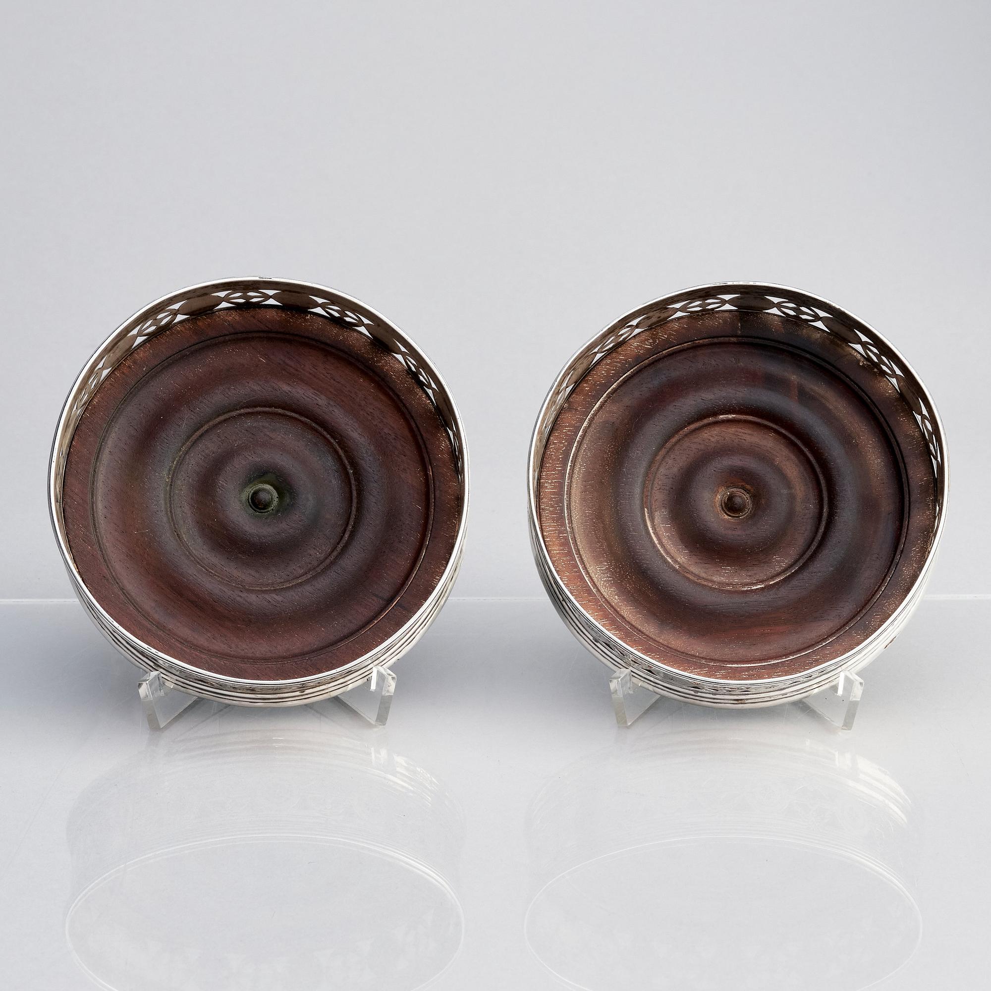 John Robertson & David Darling, coasters, ett par, silver, Newcastle 1795.