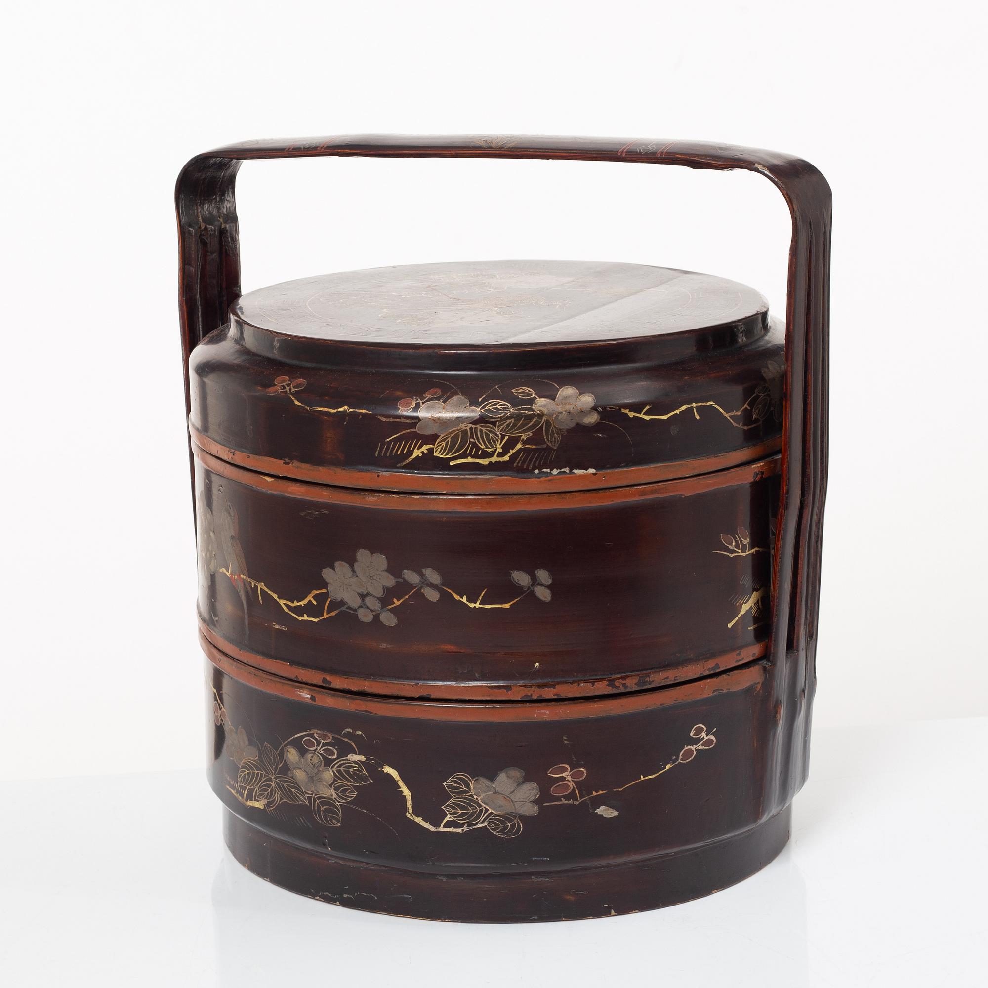 A Chinese lacquer food container, 20th century.