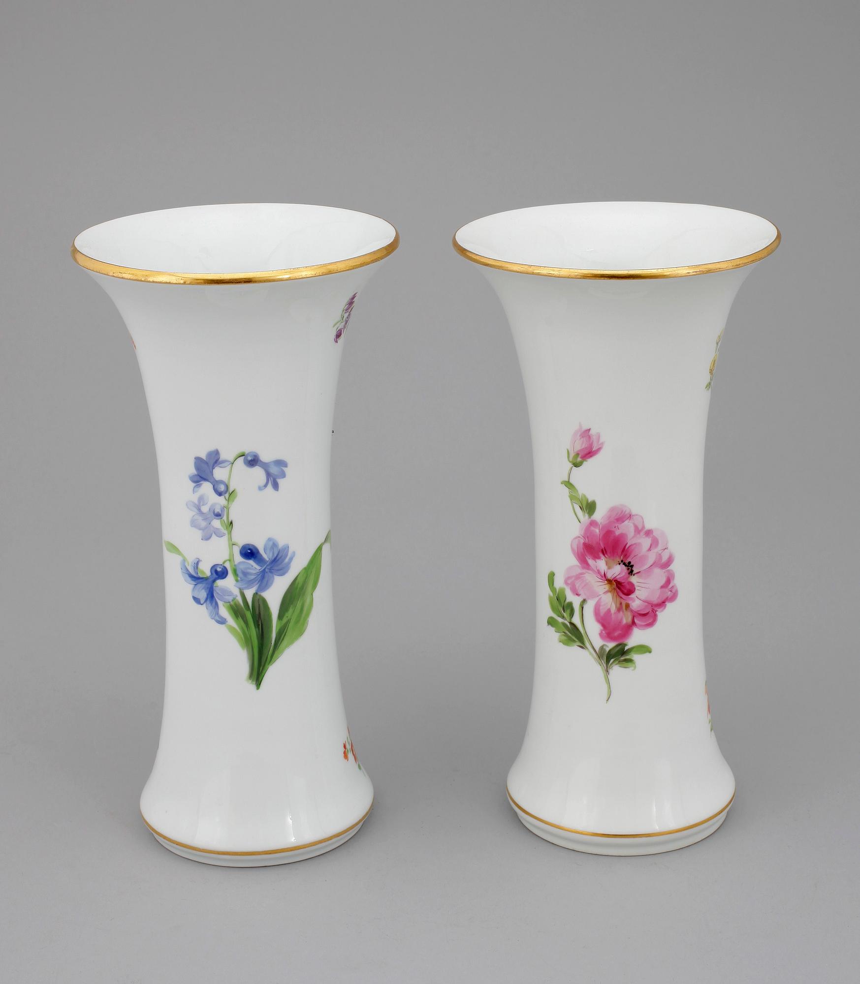 VASER, ett par, porslin, Meissen, 1900-talets andra hälft.