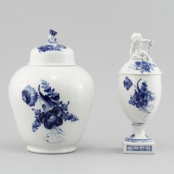 LOCKURNOR, 2 st, porslin, "Blå blomst", Royal Copenhagen, 1900-tal.