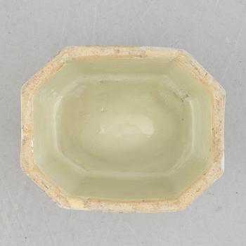 An armorial export porcelain salt cellar, China, Qianlong (1736-95).