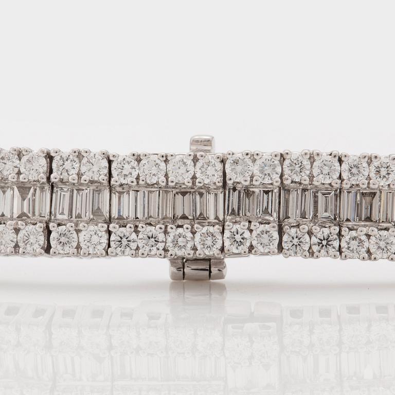 COLLIER med 432 briljantslipade och 325 baguetteslipade diamanter totalt ca 24.85 ct. Kvalitet ca G-H/VS-SI.