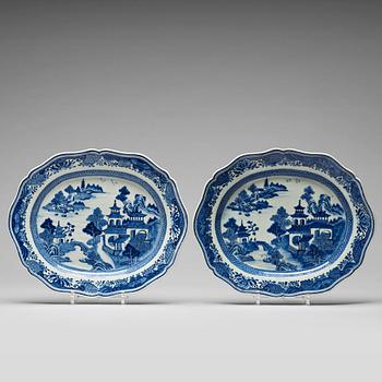 950. A pair of blue and white serving dishes, Qing dynasty, Qianlong (1736-95).